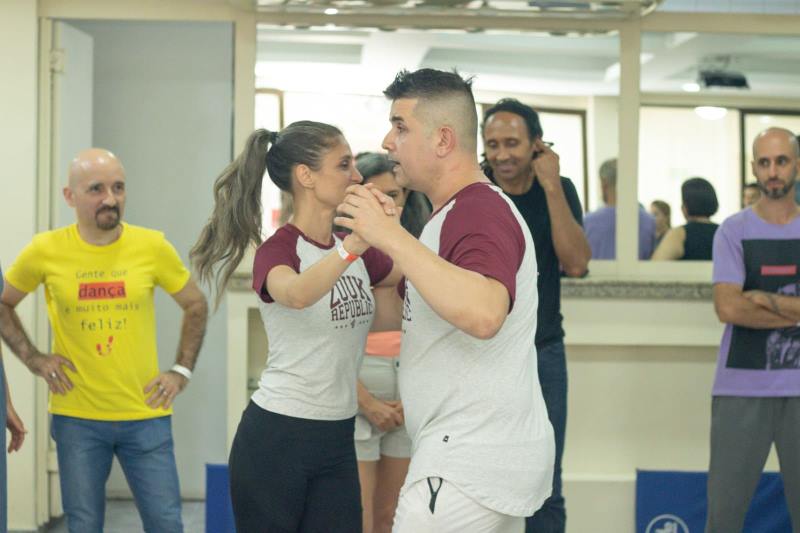 Instrutor explicando sequência progressiva