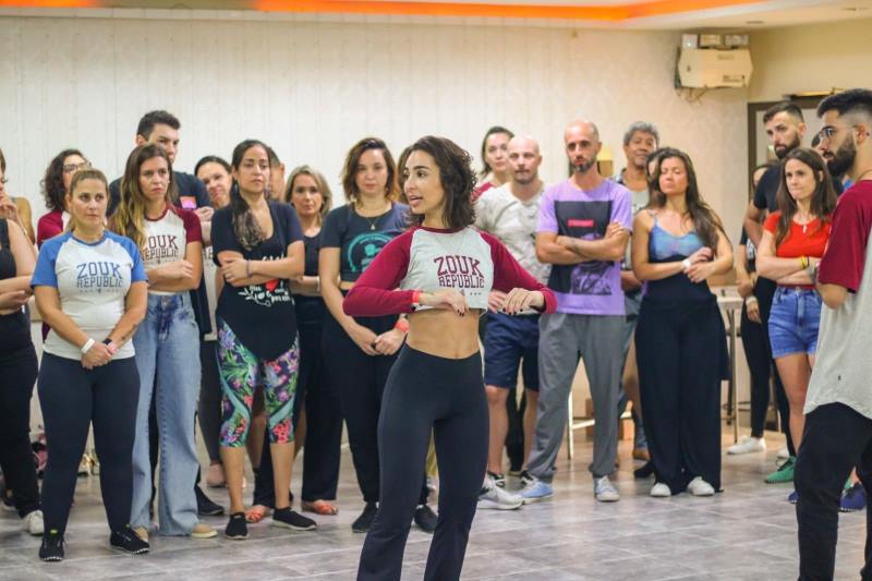 Grupo de dançarinos durante workshop