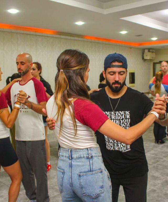 Grupo diverso de dançarinos, todos os níveis