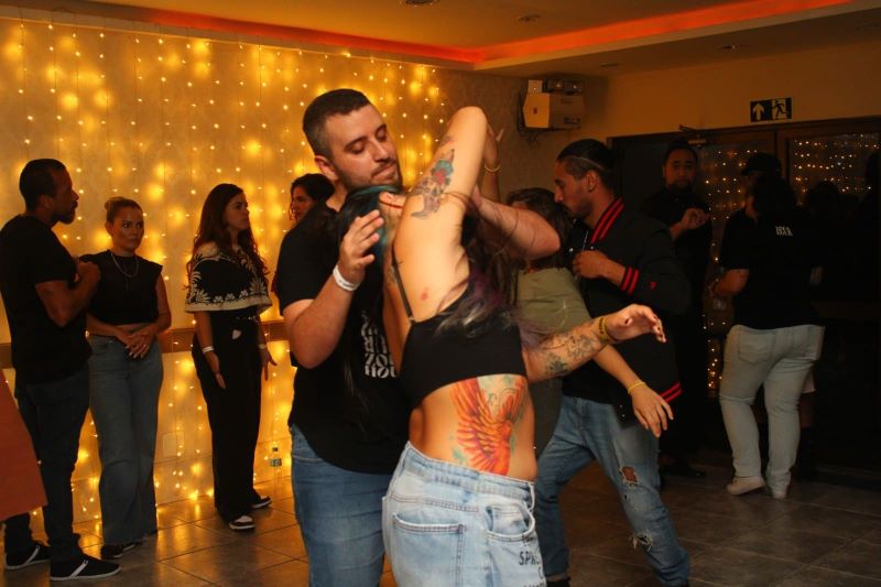 Pista lotada durante baile